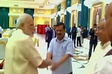 Kejriwal MOdi awkward handshake.jpg